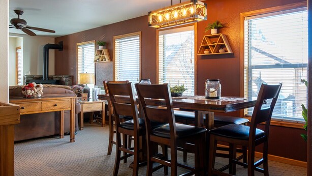 Condo, Multiple Beds, Fireplace, Mountain View (A16) | In-room dining