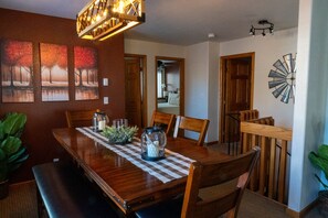 Condo, nhiều giường, lò sưởi, quang cảnh núi (A16) | Khu vực ăn uống tại phòng