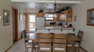 Condo, Multiple Beds, Jetted Tub, Mountain View (C03) | Private kitchen