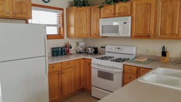 Condo, Multiple Beds, Jetted Tub, Mountain View (C03) | Private kitchen