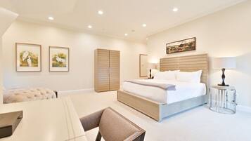 Une chambre d’hôtel moderne équipée d’un grand lit, d’un bureau, d’une chaise et d’une armoire.
