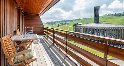 Chalet 'Compatsch' with Mountain View, Private Terrace and Wi-Fi