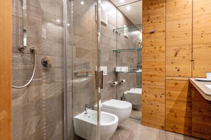 Shower, hair dryer, towels - Chalet 'Panorama' with Mountain View, Private Terrace and Wi-Fi (Kastelruth)