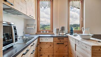 Coffee/tea maker, fridge, microwave, oven