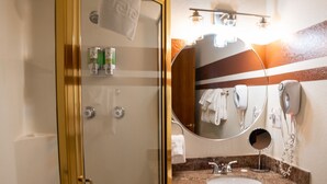 Condo, nhiều giường, lò sưởi, quang cảnh núi (A17) | Phòng tắm | Khăn tắm, giấy vệ sinh 