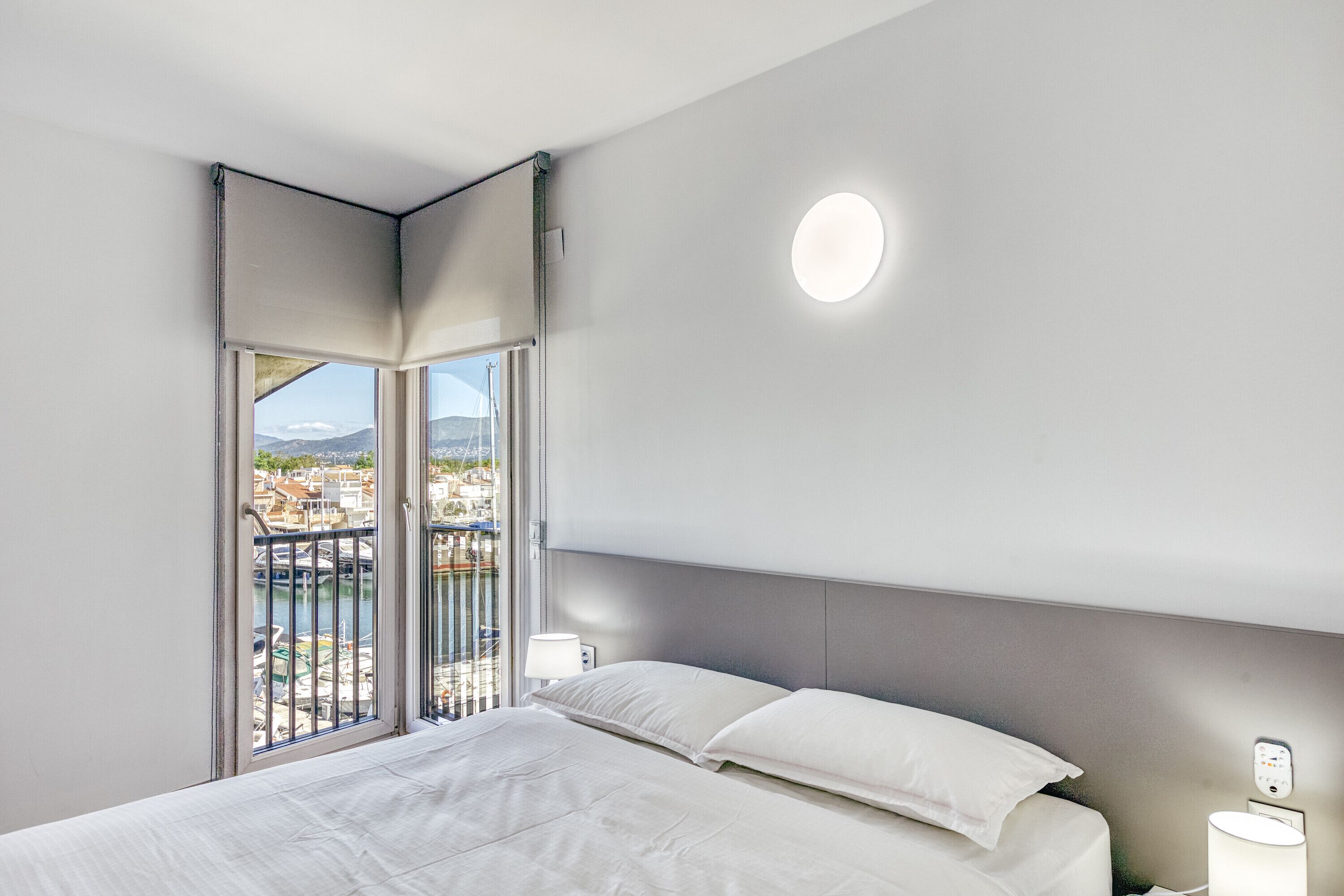 3 slaapkamers, een strijkplank/strijkijzer, gratis wifi, beddengoed