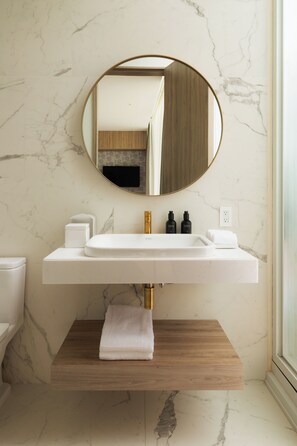 Balcony Urban View Double Bed | Badkamer | Een douche, een regendouche, designer toiletartikelen, een haardroger