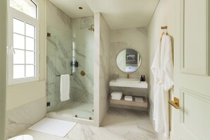 Douche, douche à « effet pluie », articles de toilette de luxe