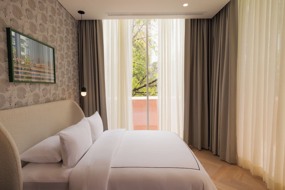 Balcony Urban View Queen | 1 Schlafzimmer, hochwertige Bettwaren, Daunenbettdecken