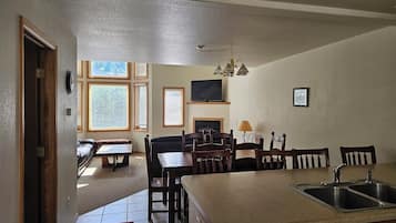 Condo, Multiple Beds, Fireplace, Mountain View (C07) | In-room dining
