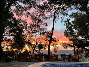 A pool area with a wooden fence, chairs, and potted plants. - Country House 'El Pinar De La Loma' with Private Pool, Wi-Fi and Air Conditioning (Moratalla)
