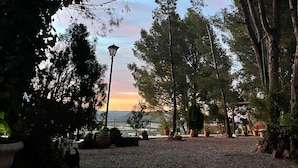 A park with trees, a lamp post, and a view of the water. - Country House 'El Pinar De La Loma' with Private Pool, Wi-Fi and Air Conditioning (Moratalla)