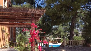 A wooden pergola with a pool area, surrounded by trees and a clear sky. - Country House 'El Pinar De La Loma' with Private Pool, Wi-Fi and Air Conditioning (Moratalla)
