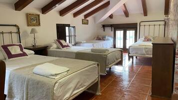 6 makuuhuonetta, ilmainen Wi-Fi, vuodevaatteet