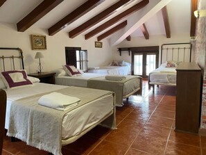 6 quartos, Wi-Fi de cortesia, roupa de cama