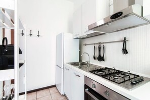 Een koelkast, een oven, een kookplaat, een koffiezetapparaat/waterkoker