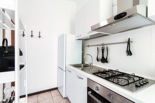 冷蔵庫、オーブン、コンロ、コーヒー / ティーメーカー