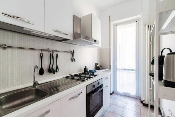 Fridge, oven, stovetop, coffee/tea maker