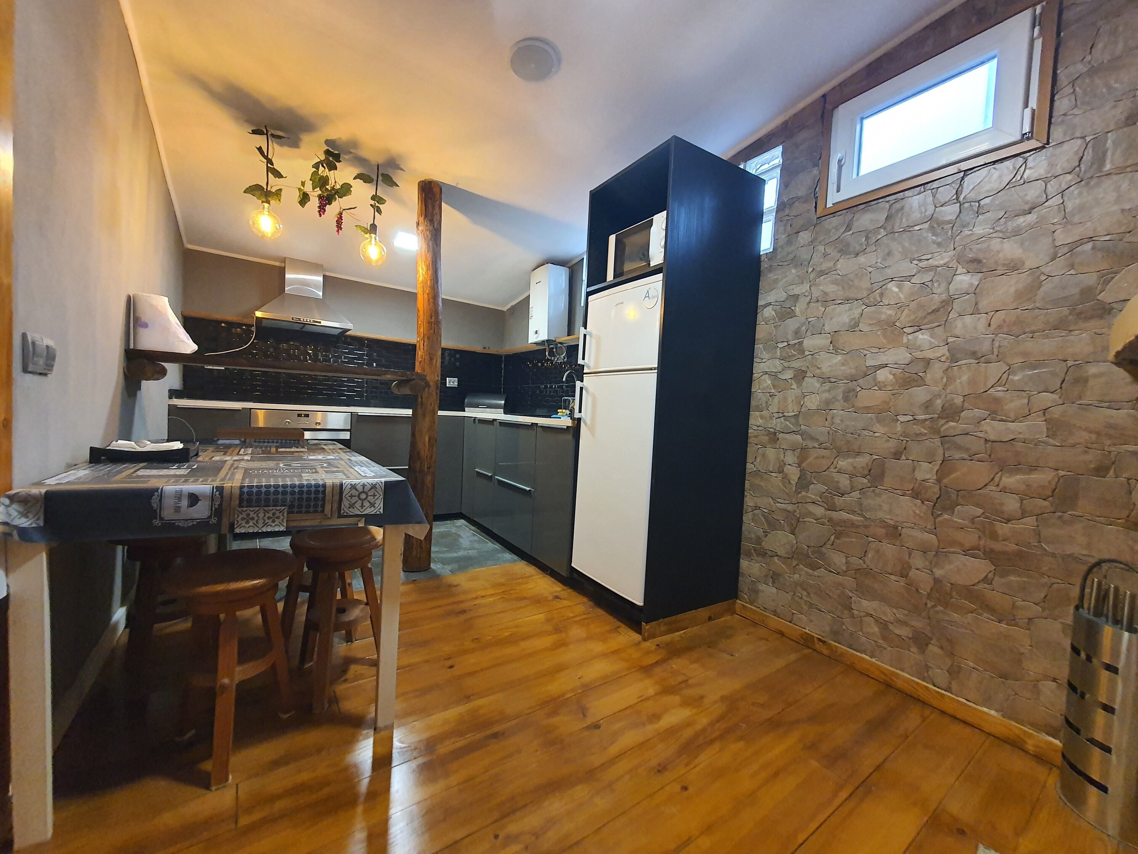 Køleskab, mikrobølgeovn, ovn, kogeplade