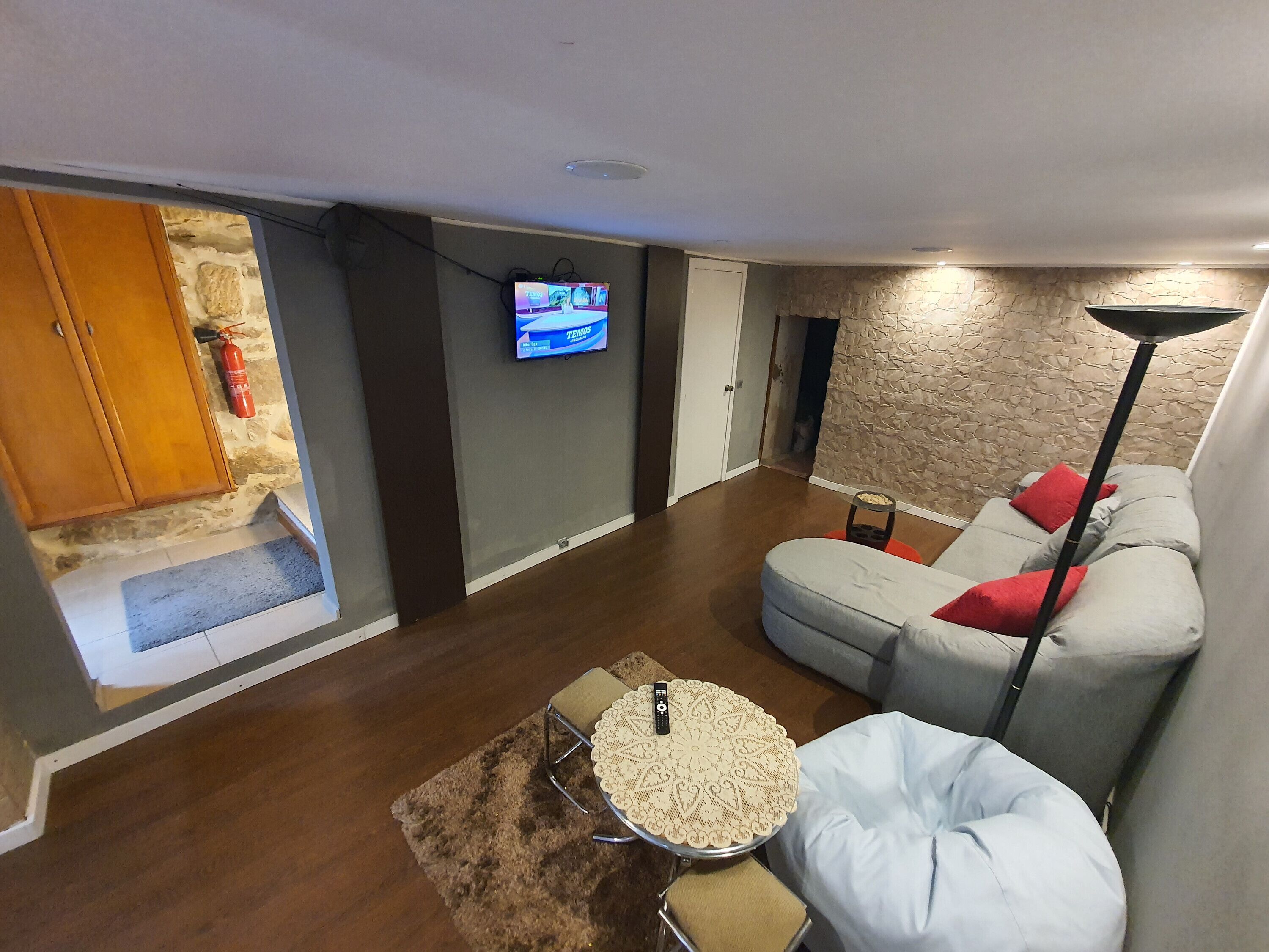 Televisión y chimenea 