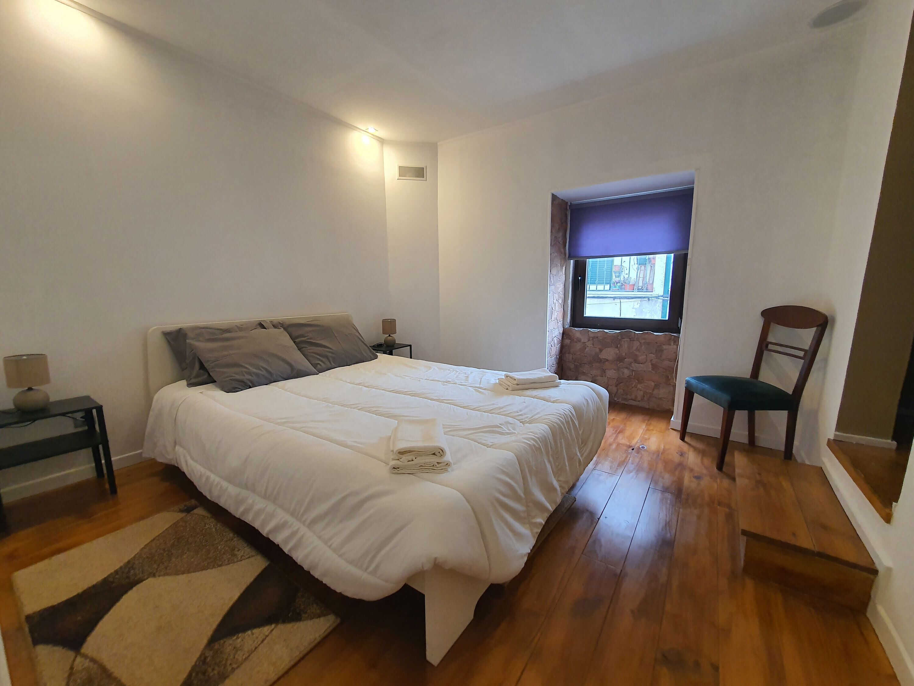 2 habitaciones, tabla de planchar con plancha y ropa de cama 