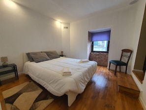 2 slaapkamers, een strijkplank/strijkijzer, beddengoed