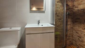 Douche, sĂšche-cheveux, serviettes fournies