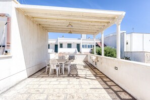 Outdoor dining - Apartment 'Dimora Ristola' with Sea View, Private Terrace and Air Conditioning (Leuca)