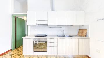 Kühlschrank, Ofen, Herdplatte, Wasserkocher mit Kaffee-/Teezubehör
