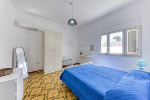 1 bedroom, iron/ironing board, bed sheets - Apartment 'Dimora Ristola' with Sea View, Private Terrace and Air Conditioning (Leuca)