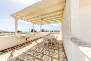 Outdoor dining - Apartment 'Dimora Ristola' with Sea View, Private Terrace and Air Conditioning (Leuca)