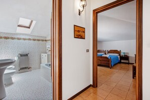 Ducha, secador de pelo y toallas