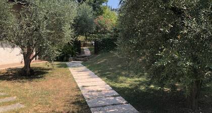 Appartement 'Appartamento Rupestre 2.0' avec terrasse privée, jardin privé et Wi-Fi