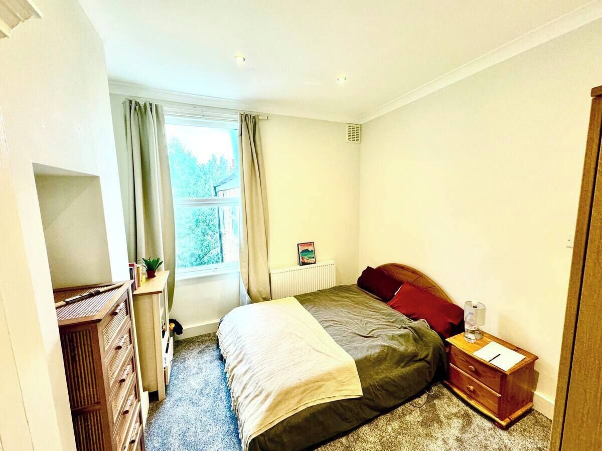 1 dormitorio, tabla de planchar con plancha, ropa de cama