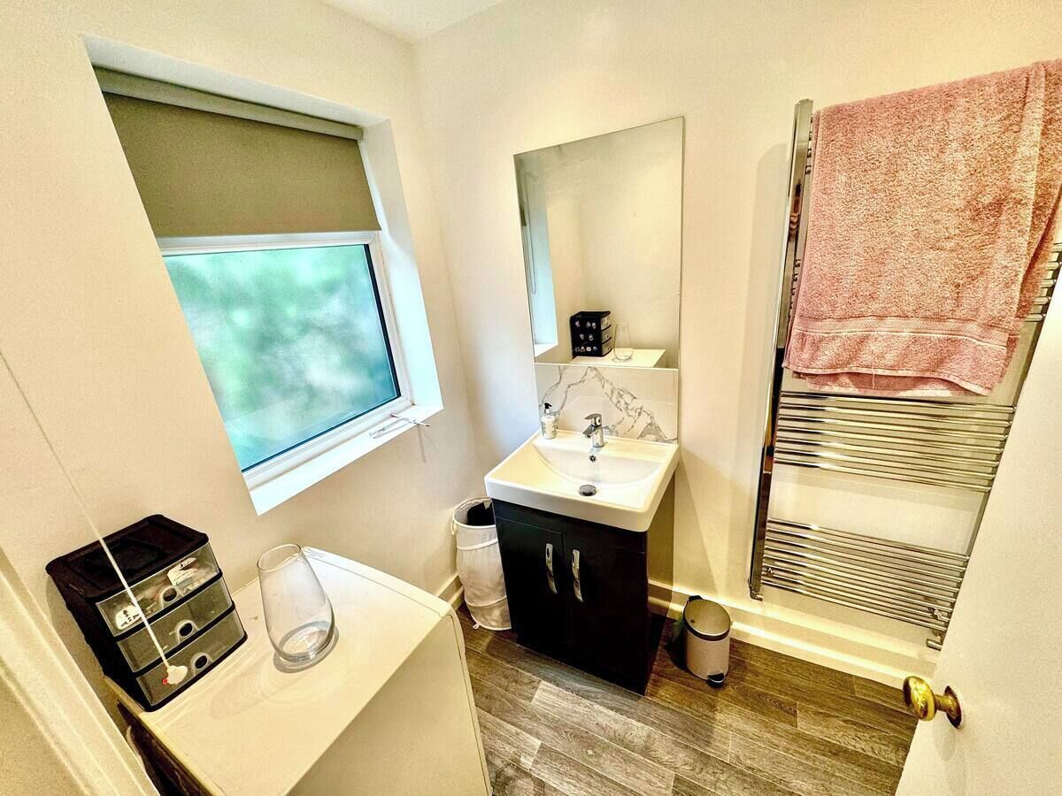 Hiustenkuivaaja, pyyhkeet, saippua, vessapaperi