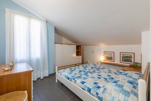 3 makuuhuonetta, silitysrauta/-lauta, ilmainen Wi-Fi, vuodevaatteet