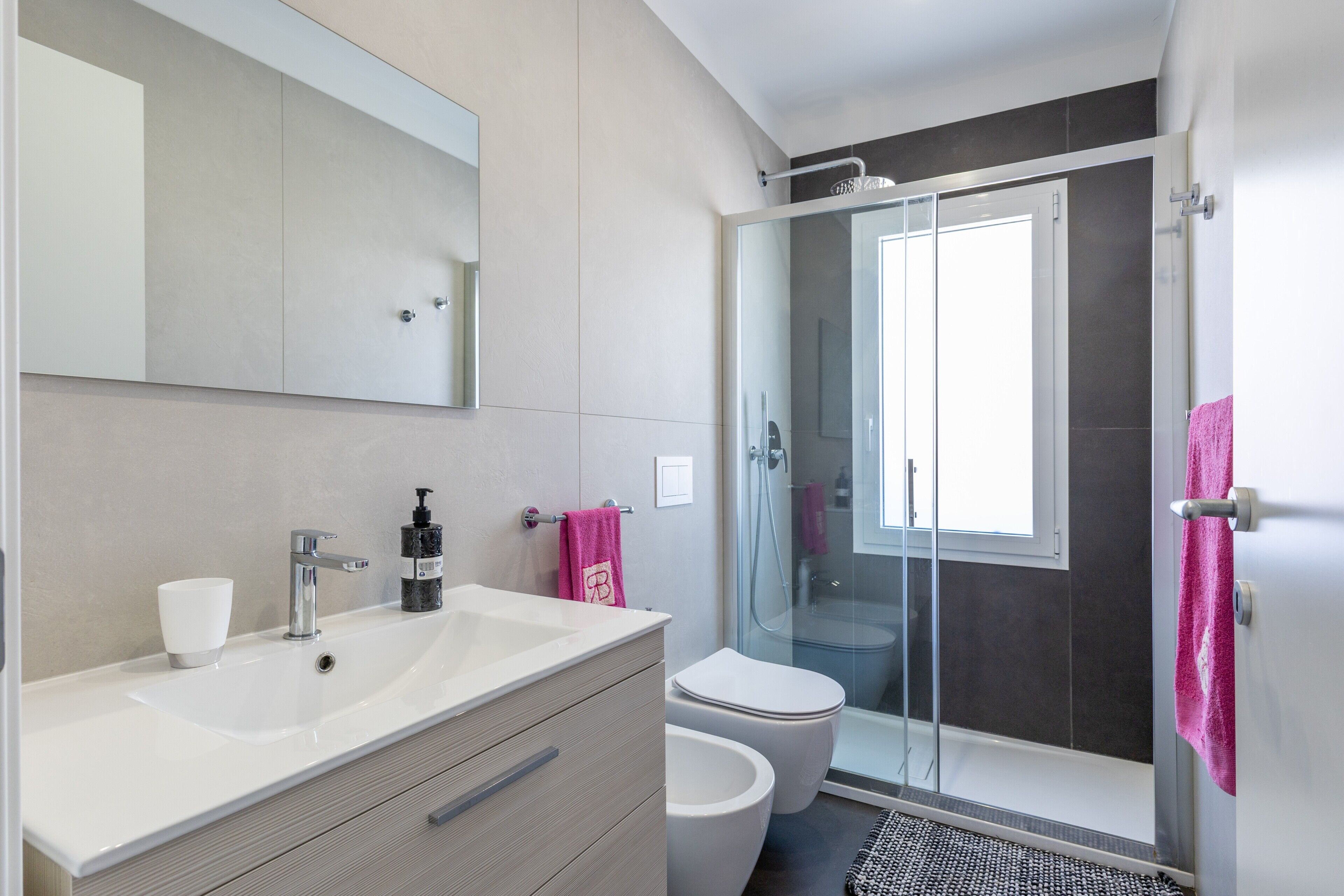Een douche, een haardroger, handdoeken