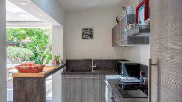 Frigorifero, microonde, forno, piano cottura