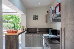 Frigorífico, microondas, horno y placa de cocina