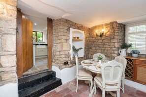 Dining - Cosy cottage on the outskirts of Bath (Saltford)