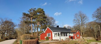 Super cozy cottage with large garden and lake view