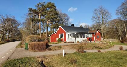 Super cozy cottage with large garden and lake view