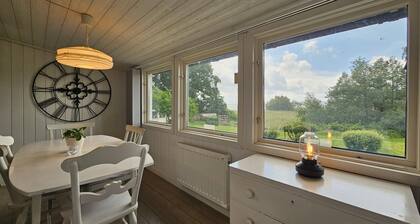 Super cozy cottage with large garden and lake view