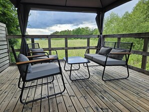 Terrace/patio - Super cozy cottage with large garden and lake view (Vänersnäs)