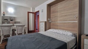 1 slaapkamer, een strijkplank/strijkijzer, gratis wifi, beddengoed