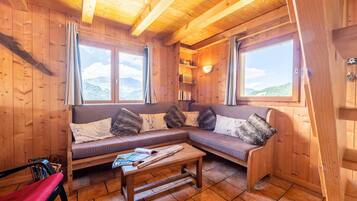 テレビ、暖炉、卓球台