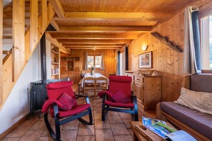 Fernseher, Kamin, Tischtennisplatte