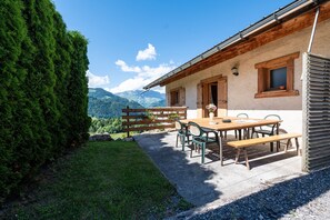 Outdoor dining - Chalet 'Le Paccaly' with Mountain View, Private Terrace and Wi-Fi (Crest-Voland)