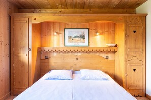 5 bedrooms, iron/ironing board, free WiFi, bed sheets - Chalet 'Le Paccaly' with Mountain View, Private Terrace and Wi-Fi (Crest-Voland)