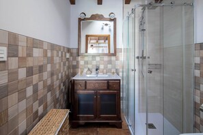 Ducha, secador de pelo y toallas